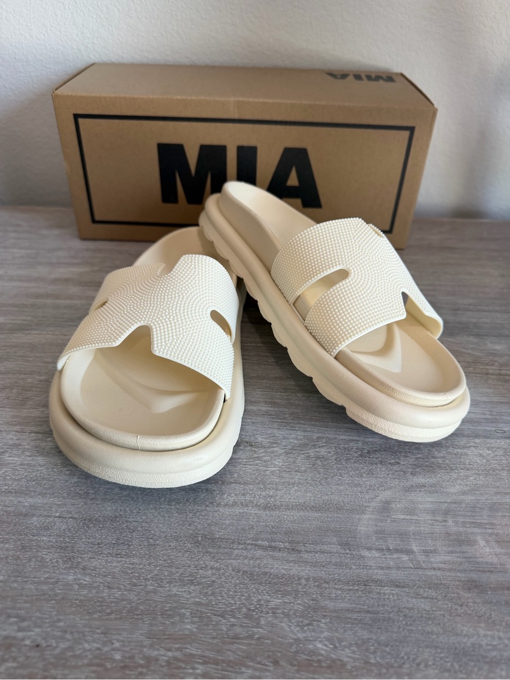MIA Textured Cream Slip-On Slide Vacation Beach Pool Sandals 8